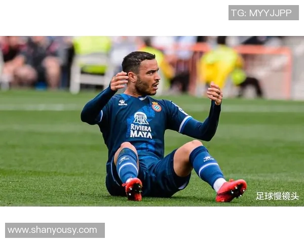 脚尖拨球技艺超群足球明星如何在赛场上闪耀光芒