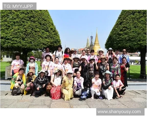 泰国国王与足球明星亲密合影展现友谊与体育精神的完美结合