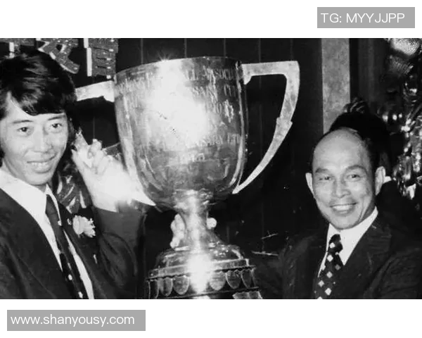 某足球大佬的传奇人生与职业生涯背后的故事与启示